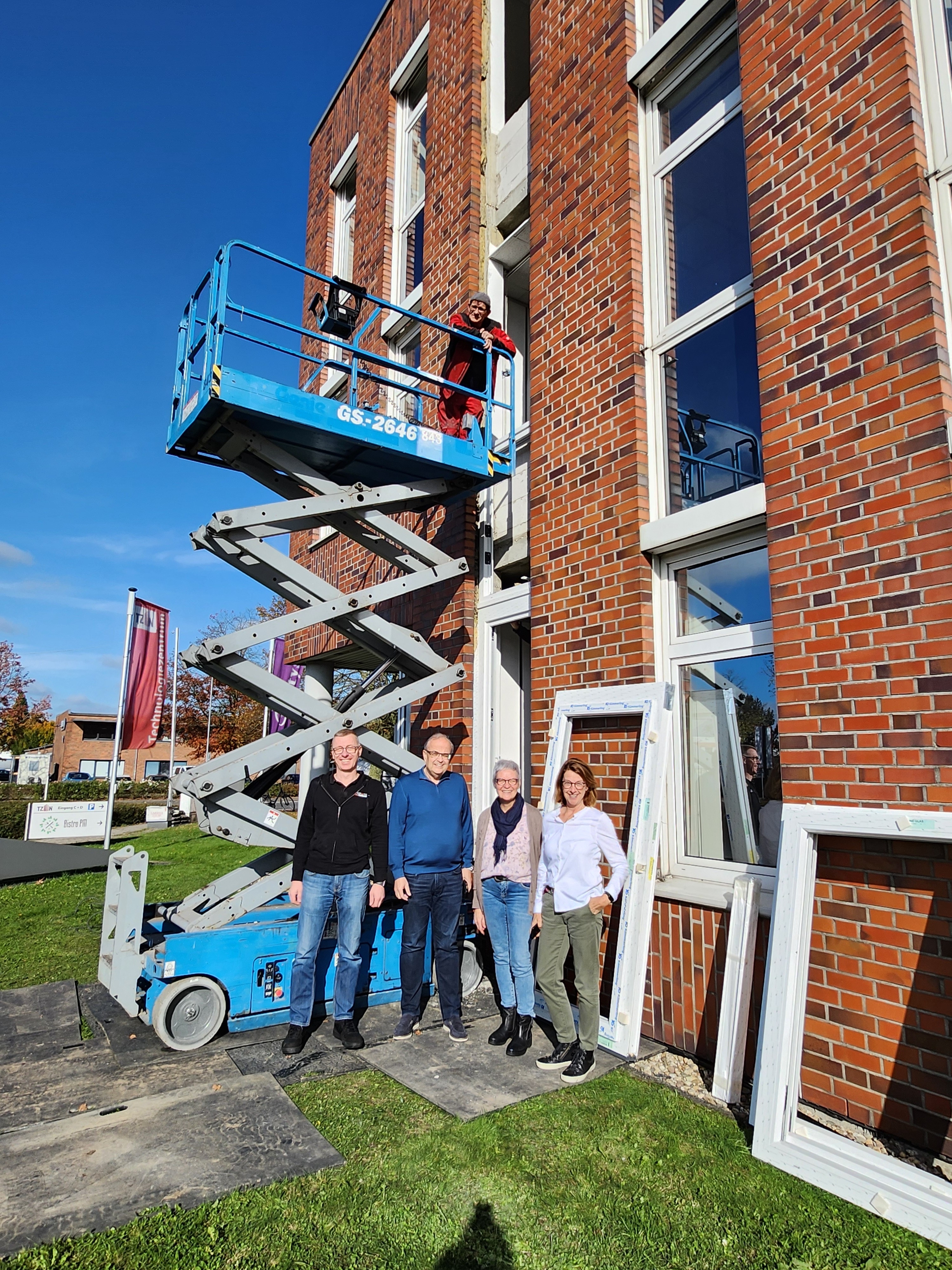 Die Firma Glas Schmitz (links Robert Schmitz) hat einige Fensterbänder ausgetauscht. Das TZN-Team, Dr. Thomas Jablonski, Margit Klausmann und Uta Pricken, hat die Arbeiten verfolgt. Foto: TZN 