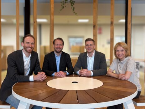 Janet Antonissen, Vertreterin der Fontys mit Büro im TZN, verweist auf das Kursangebot. Referenten sind (v.l.): André Diedrichs, Christoph Busch und Jan Peters. Foto: Fontys