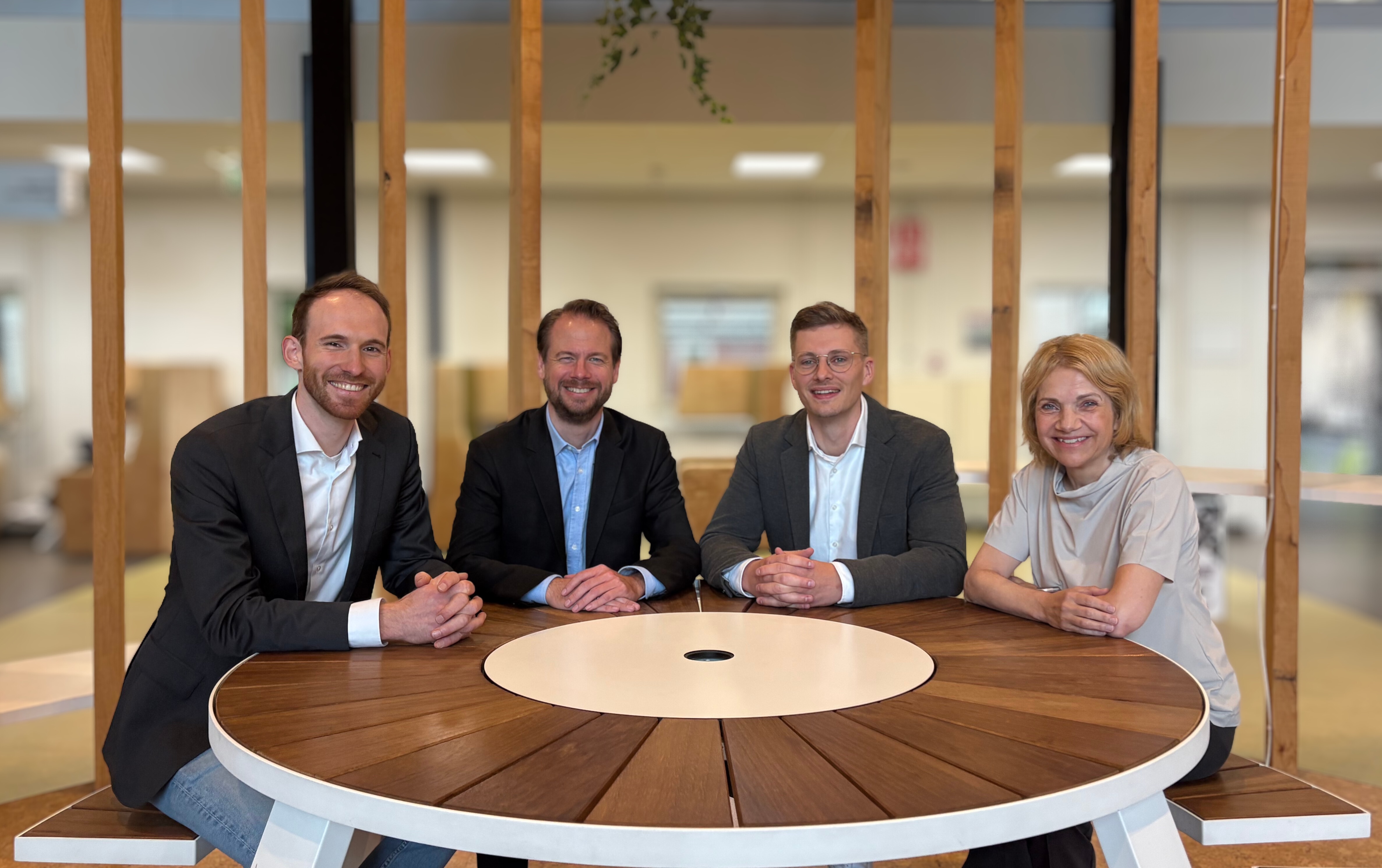 Janet Antonissen, Vertreterin der Fontys mit Büro im TZN, verweist auf das Kursangebot. Referenten sind (v.l.): André Diedrichs, Christoph Busch und Jan Peters. Foto: Fontys