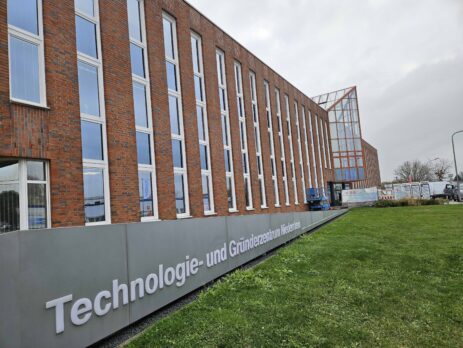 Aktueller Blick auf die Fassade: Der Austausch älterer Fenster ist ein wichtiger Aspekt bei der Energie- und Klimawende. Foto TZN