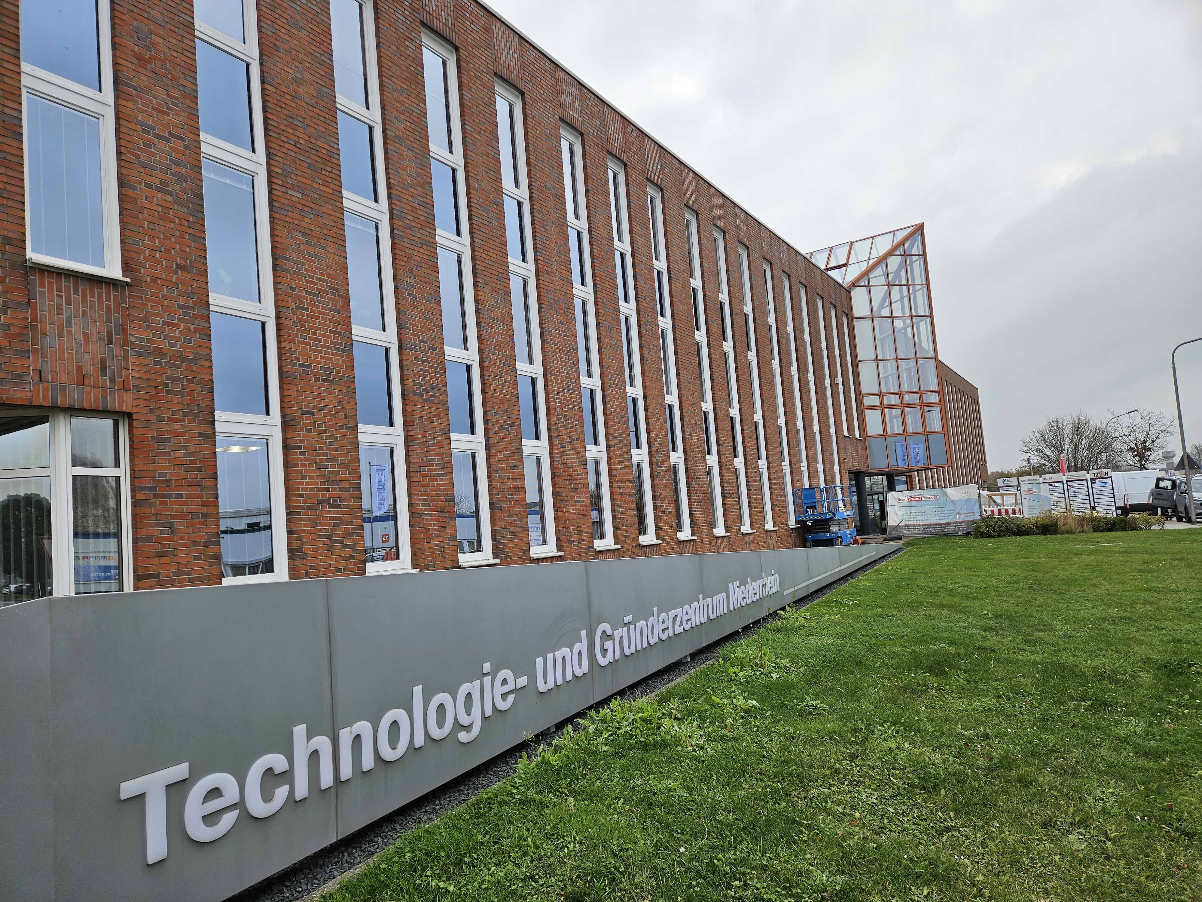 Aktueller Blick auf die Fassade: Der Austausch älterer Fenster ist ein wichtiger Aspekt bei der Energie- und Klimawende. Foto TZN